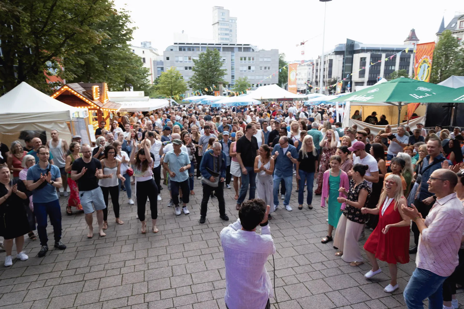 Große Menschenmenge tanzt bei einem Open-Air-Auftritt in Stuttgart