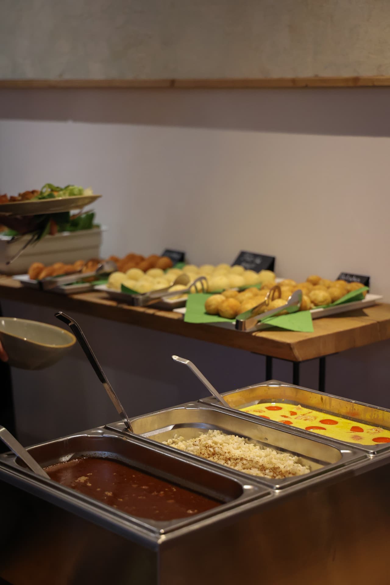 Warmes Buffet in Chafing Dishes an der Saalwand