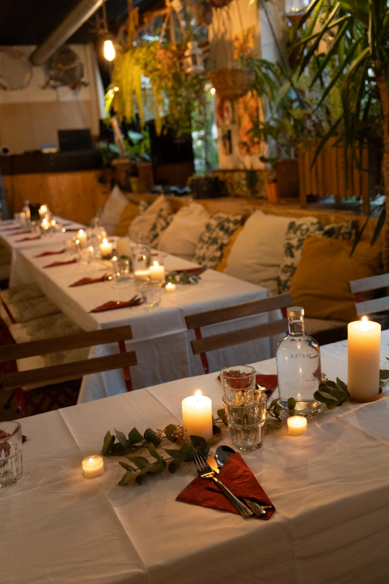 Lange eingedeckte Tafel quer durch den Saal