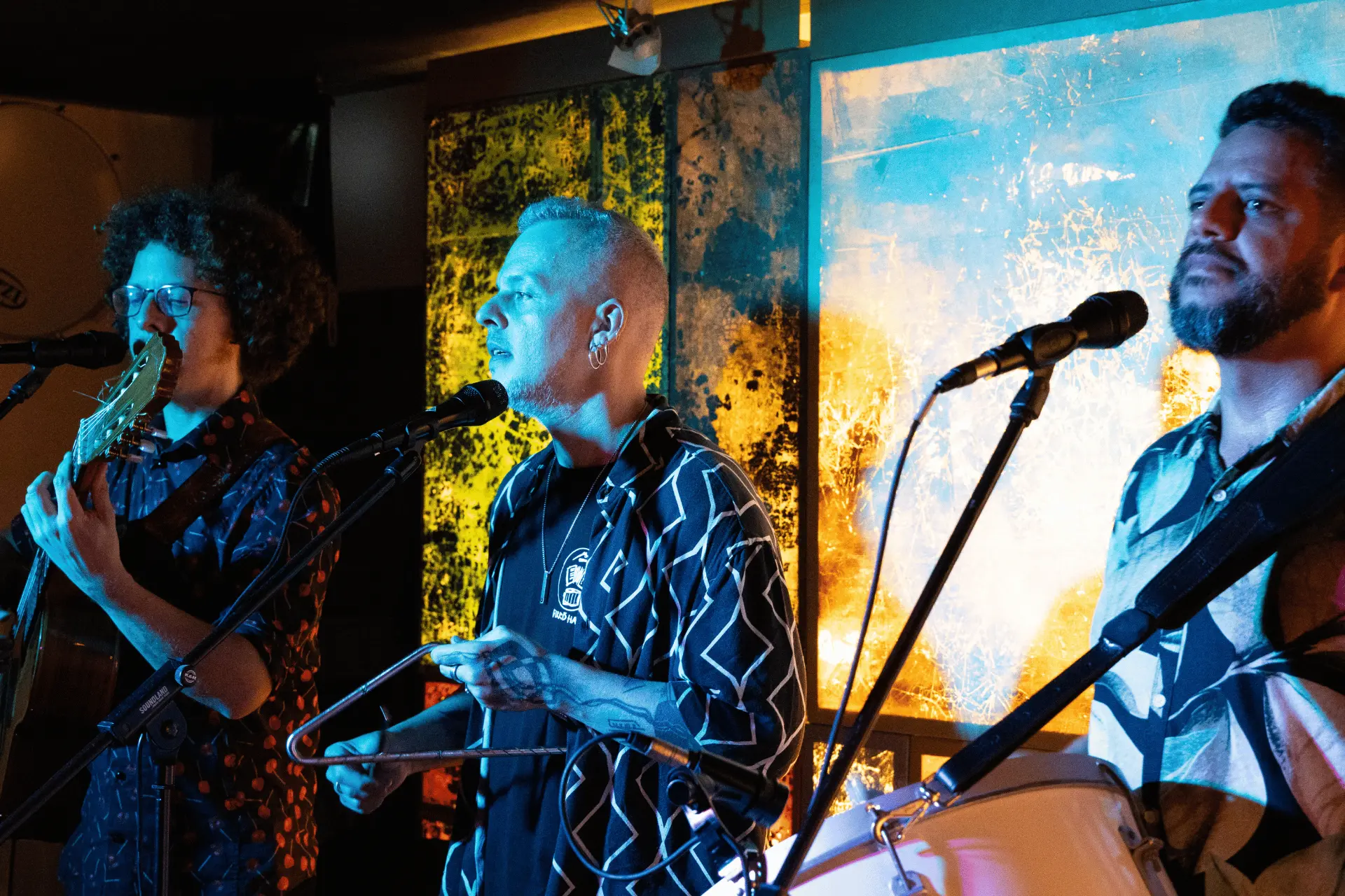Band mit Gitarre, Triangel und Zabumba live auf der Bühne