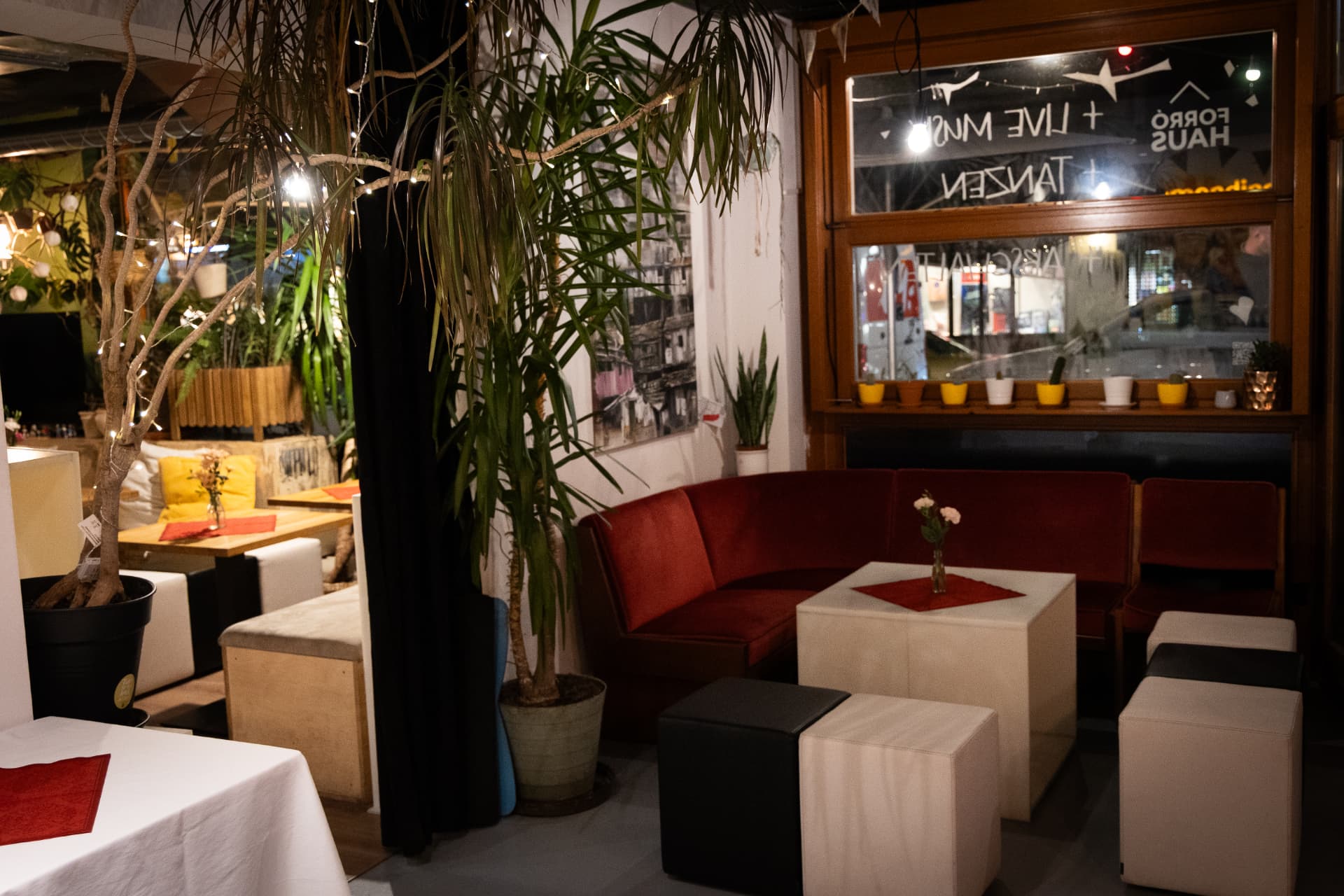 Loungebereich im Café mit Sesseln und Decken