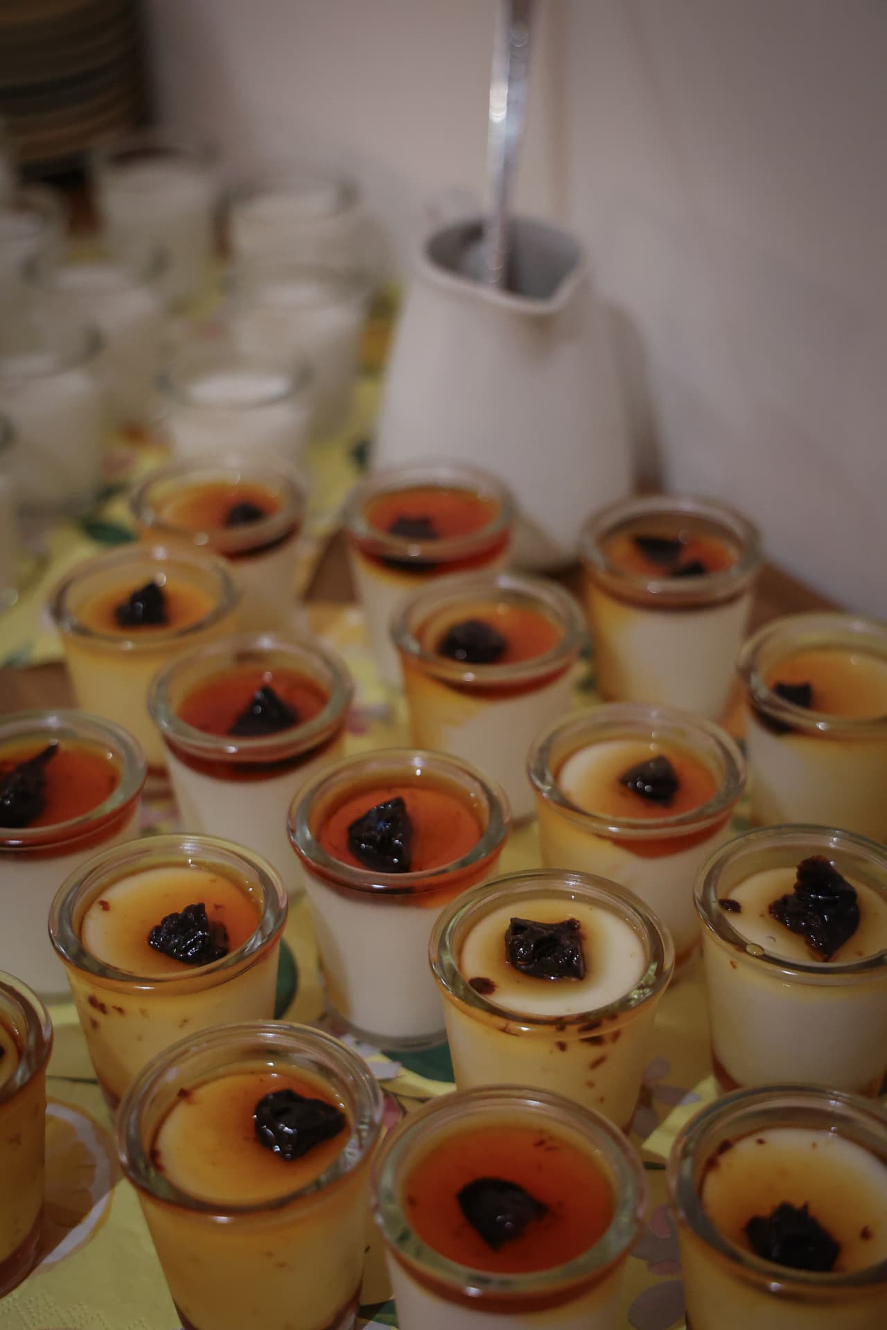 Desserts in Gläsern auf einem Holztablett