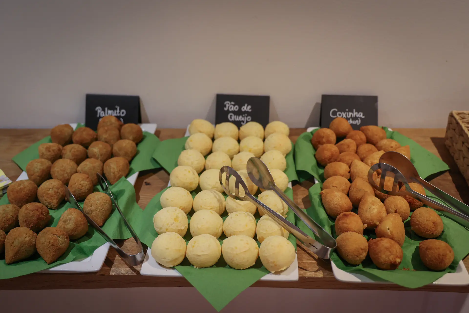 Fingerfood mit Pão de Queijo und Coxinha auf Platten