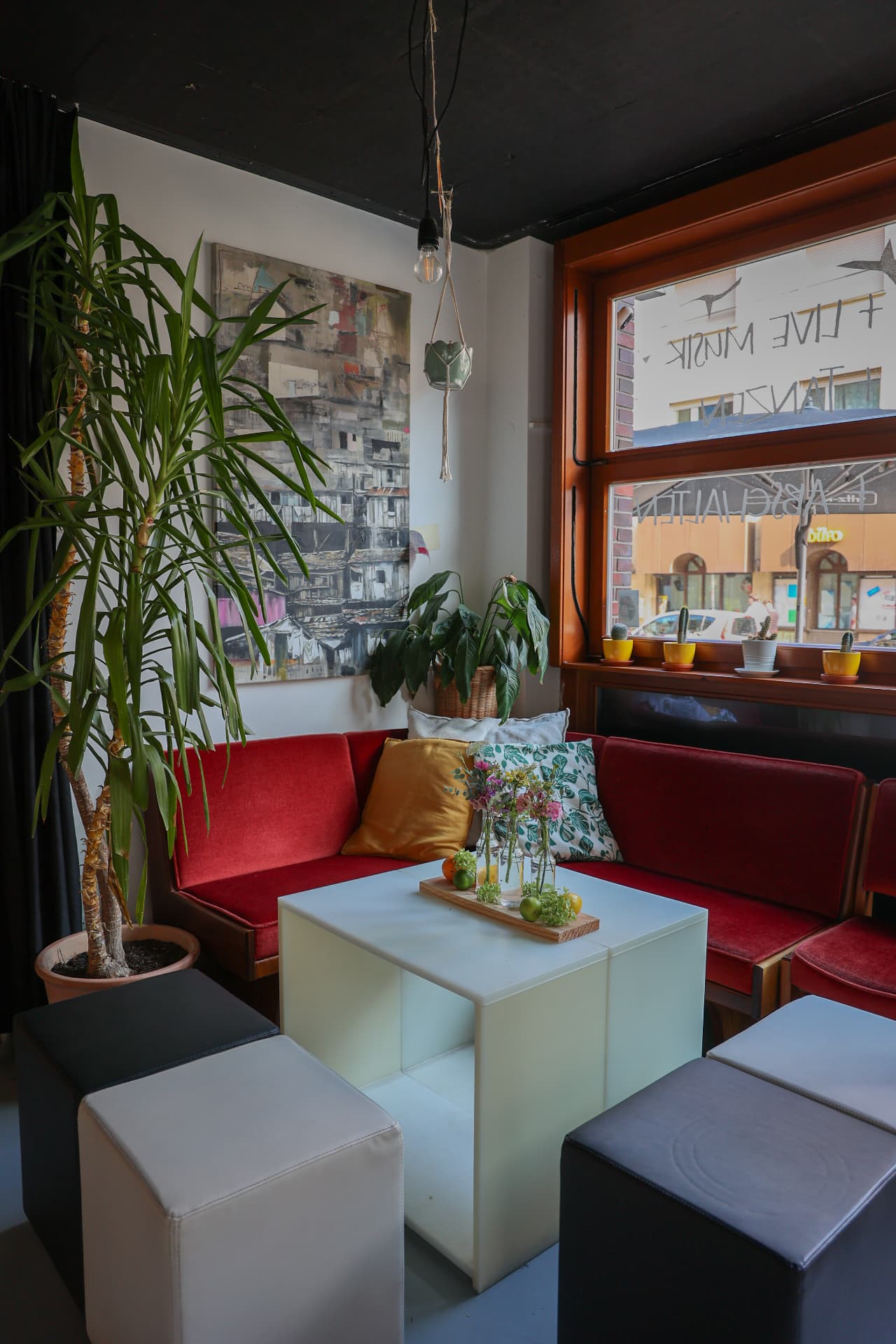 Gepolsterte Sitzecke im Café mit niedrigem Tisch