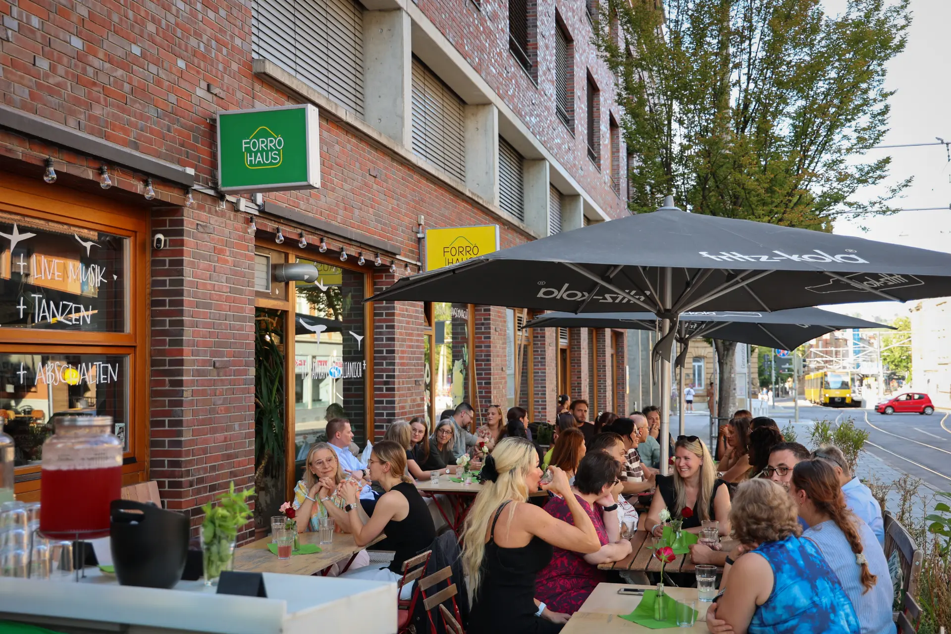 Kolleginnen und Kollegen mit Gläsern auf der Terrasse