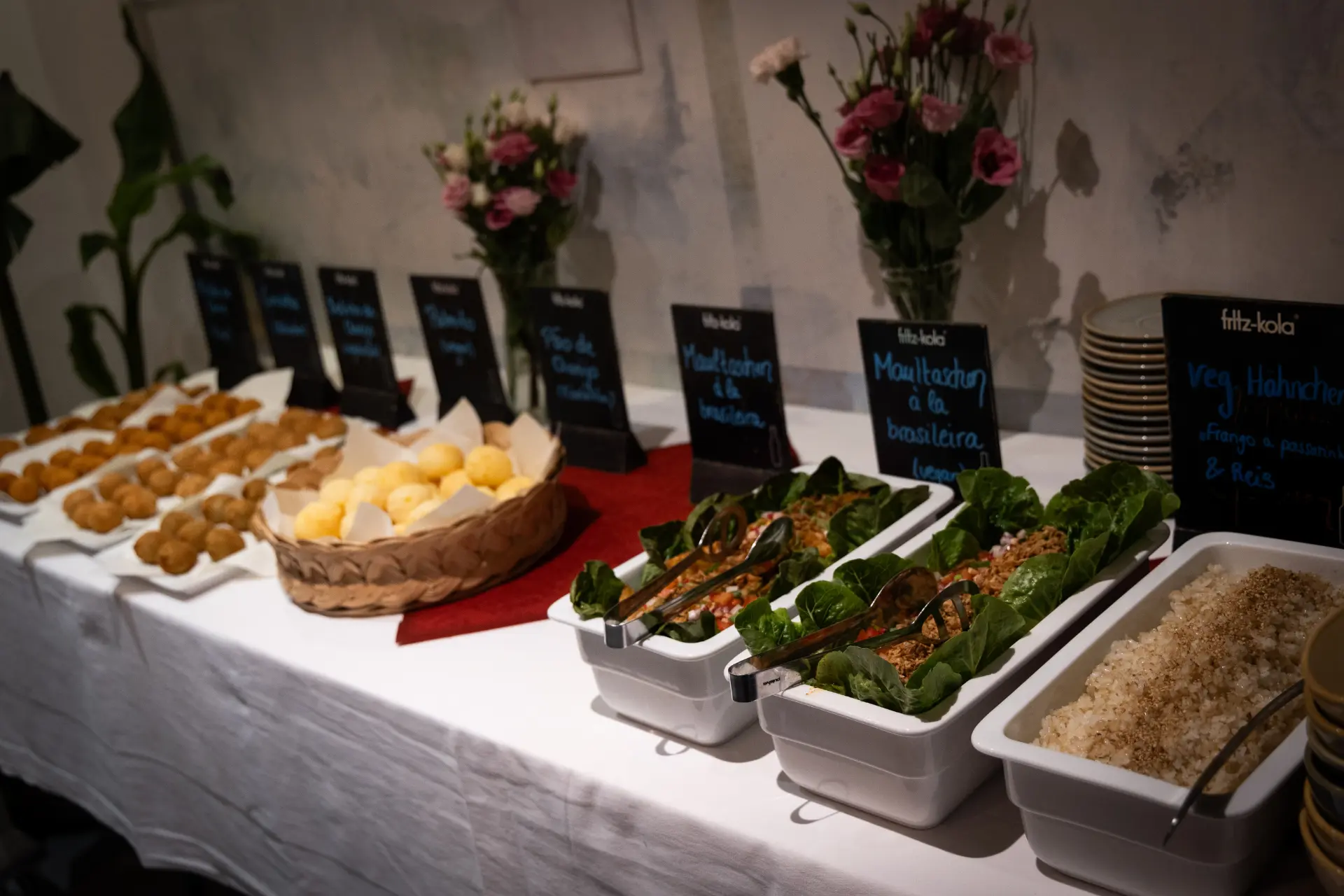 Brasilianisches Buffet mit Feijoada, Reis und Farofa