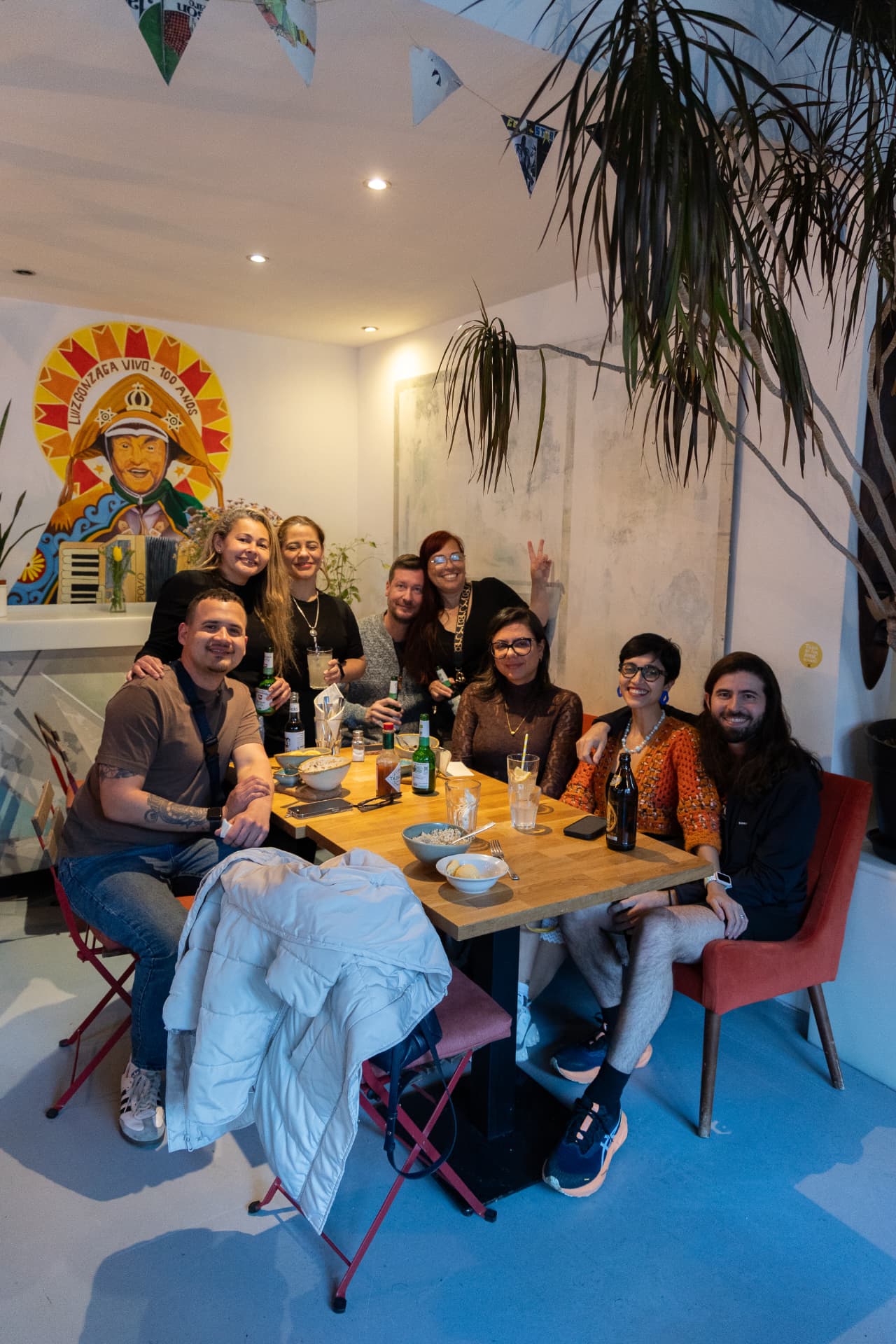 Gäste essen an vollen Tischen im Café