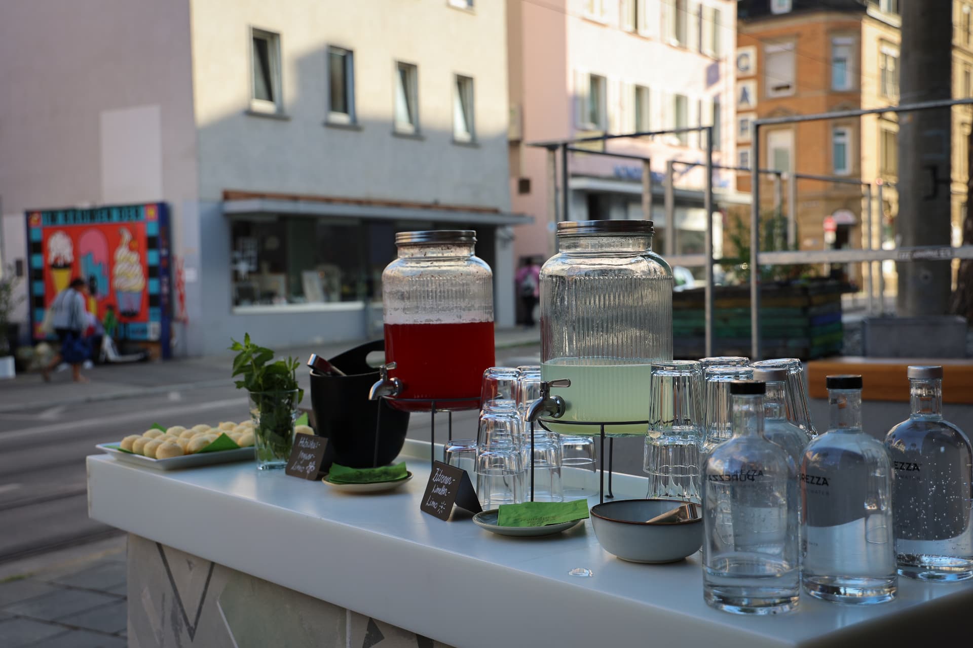Die Bar mit Gläsern und Flaschen