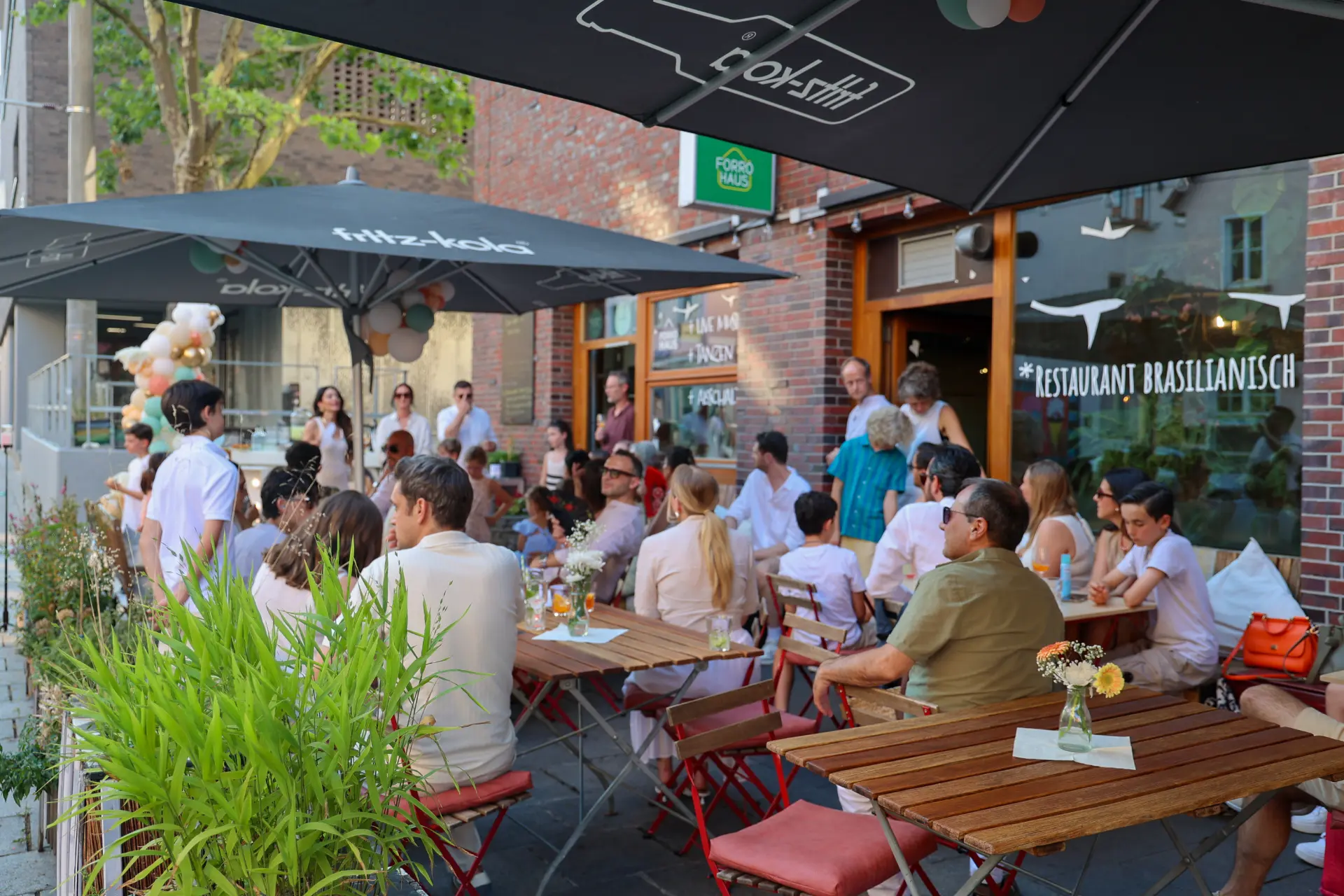 Terrasse mit gedeckten Tischen für die Pause