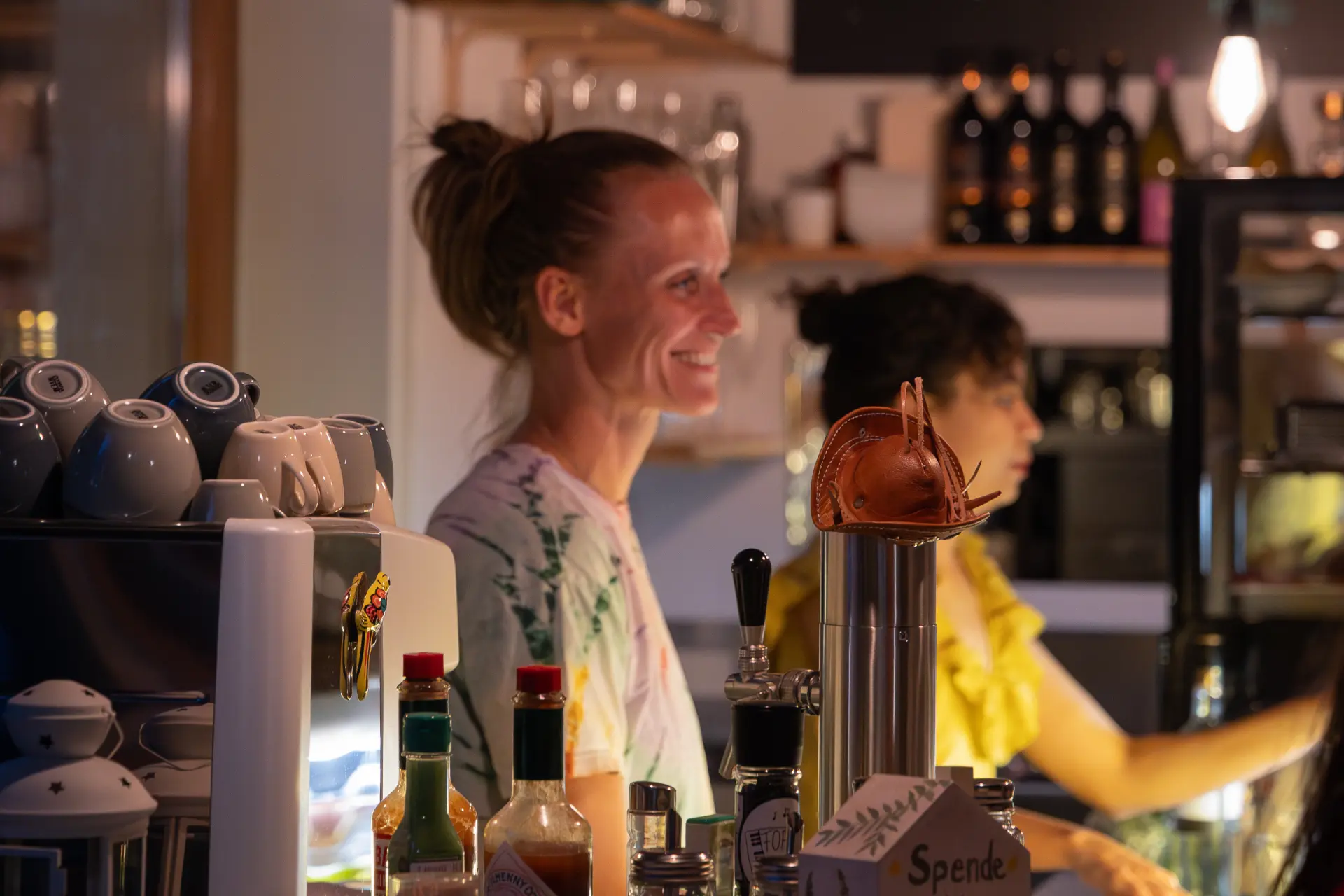 Service zapft Getränke hinter der Bar