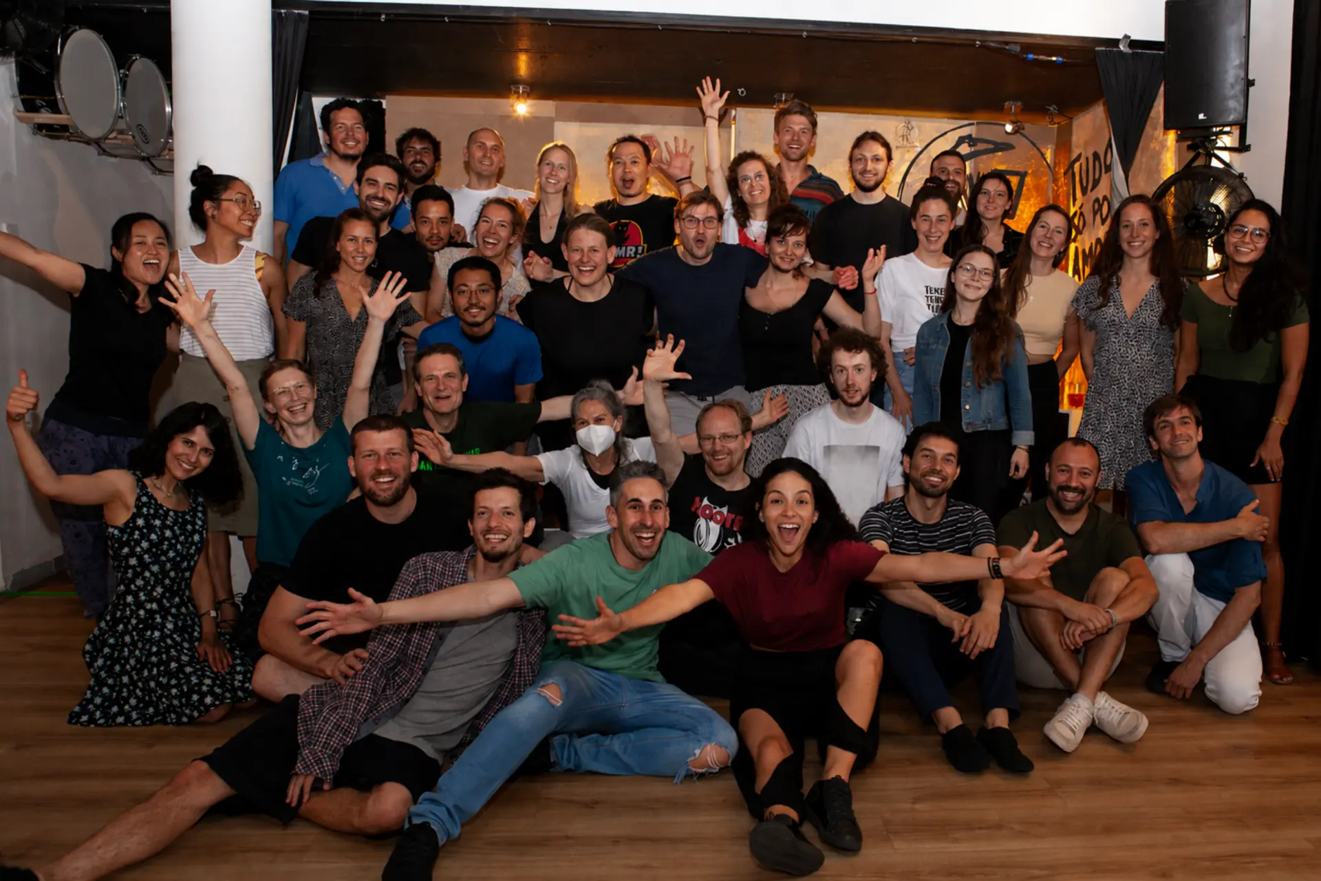 Gruppe beim Tanzkurs vor der Bühne im Saal