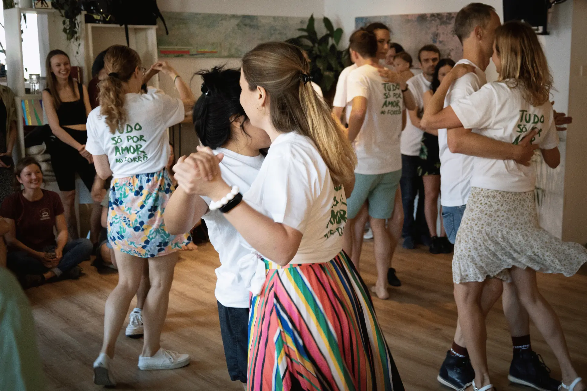 Tanzende Paare in weißen Forró-Shirts im Saal am Nachmittag