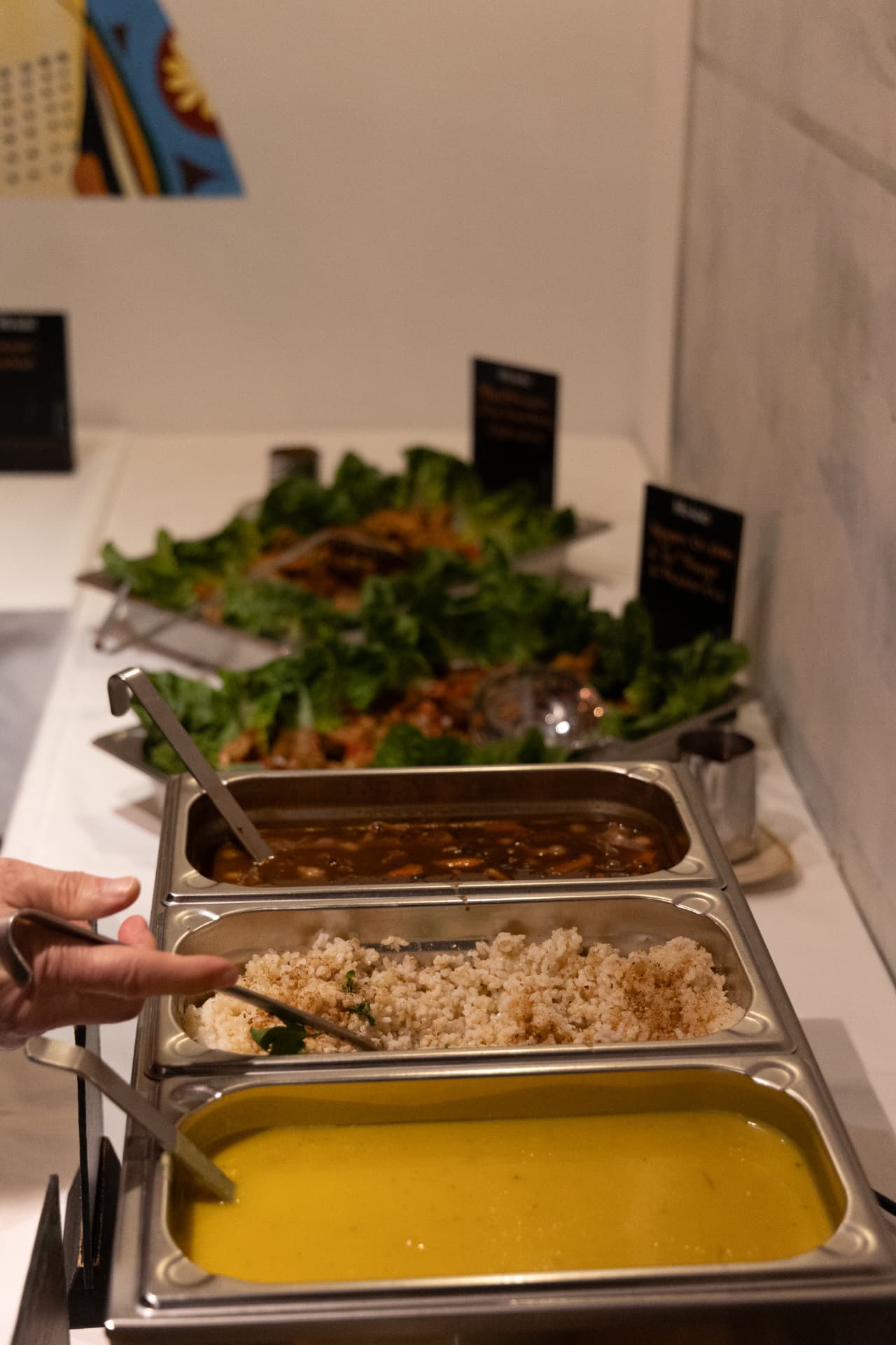 Warmes brasilianisches Buffet in Chafing Dishes