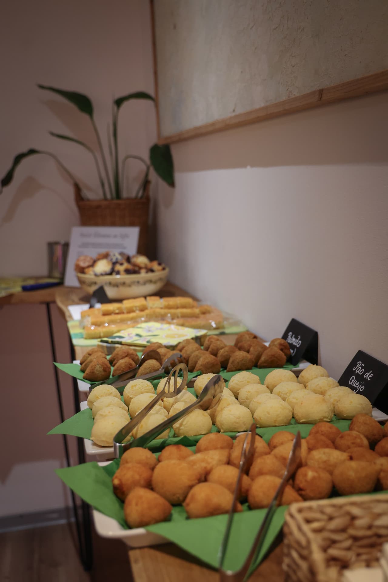 Pão de Queijo und Fingerfood auf Holzplatten