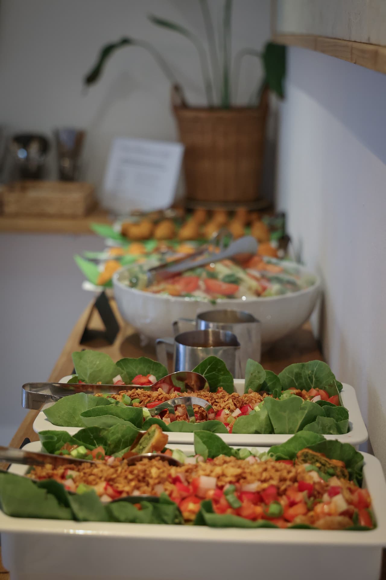 Warmes Buffet mit Fleisch, Reis und Salaten in Chafing Dishes