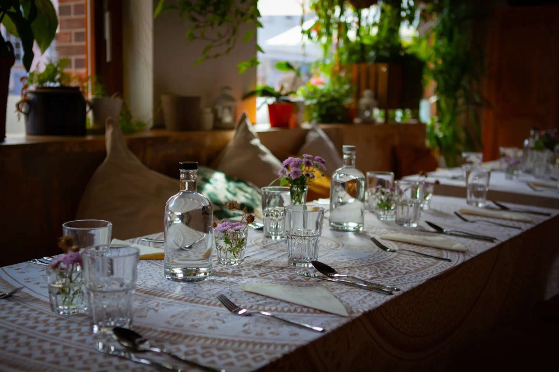 Gedeckte Tafel vor dem Sonntagsprogramm