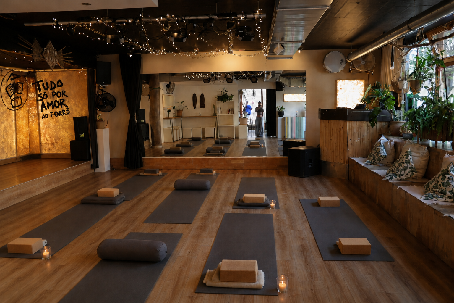 Yogamatte mit Kissen, Decke und zwei Blöcken